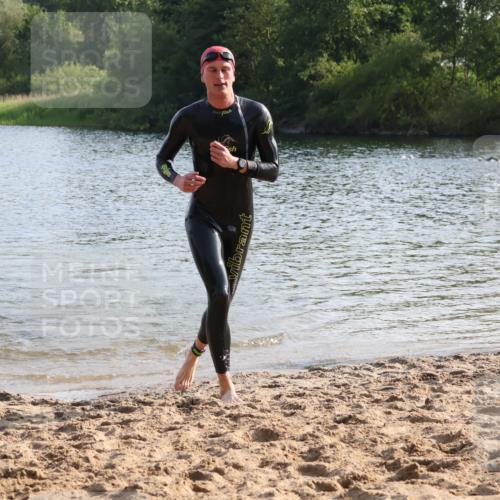 15.06.2025 - 27. Vierlanden-Triathlon Lena Gebhardt http://msf.ph/oto/8045669 15.06.2025 08:40:18 Schwimmen 67, 82 meine-sportfotos.de