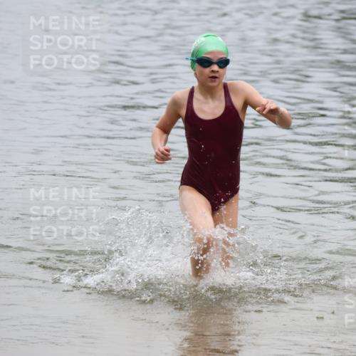 21.06.2025 - 27. Vierlanden-Triathlon Lena Gebhardt http://msf.ph/oto/8045670 15.06.2025 14:51:11 Schwimmen  meine-sportfotos.de