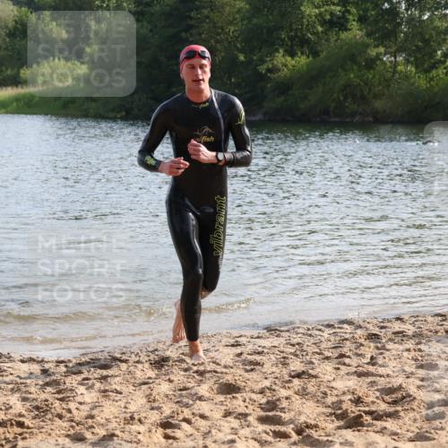 15.06.2025 - 27. Vierlanden-Triathlon Lena Gebhardt http://msf.ph/oto/8045672 15.06.2025 08:40:18 Schwimmen 67, 82 meine-sportfotos.de