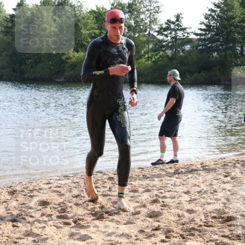 15.06.2025 - 27. Vierlanden-Triathlon Lena Gebhardt http://msf.ph/oto/8045680 15.06.2025 08:40:19 Schwimmen 67, 82 meine-sportfotos.de