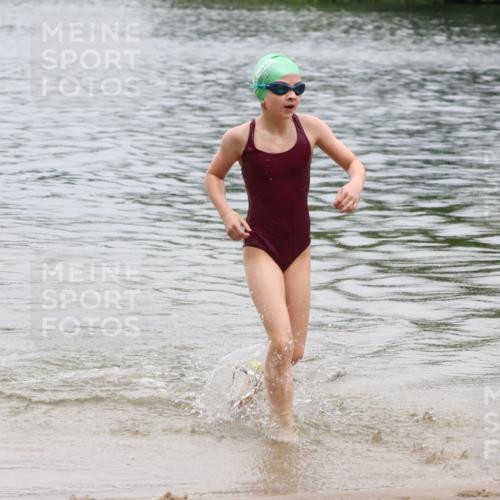 21.06.2025 - 27. Vierlanden-Triathlon Lena Gebhardt http://msf.ph/oto/8045690 15.06.2025 14:51:12 Schwimmen  meine-sportfotos.de