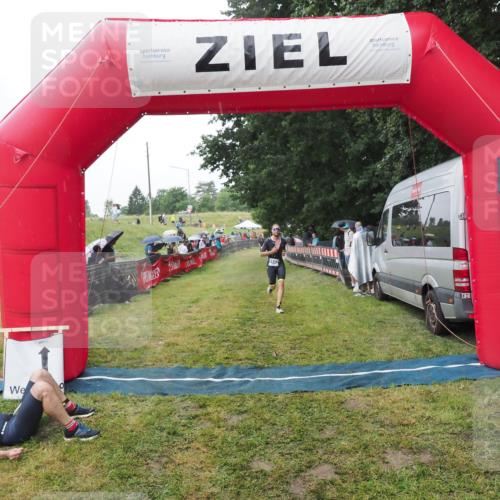 21.06.2025 - 27. Vierlanden-Triathlon MichiJ http://msf.ph/oto/8045691 15.06.2026 13:53:55 Ziel 1143 meine-sportfotos.de