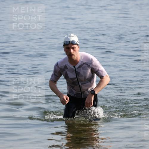 15.06.2025 - 27. Vierlanden-Triathlon Lena Gebhardt http://msf.ph/oto/8045692 15.06.2025 08:40:28 Schwimmen 7, 82 meine-sportfotos.de
