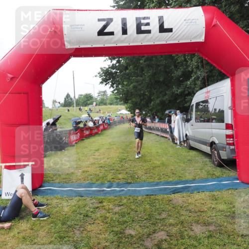 21.06.2025 - 27. Vierlanden-Triathlon MichiJ http://msf.ph/oto/8045693 15.06.2026 13:53:55 Ziel 1143 meine-sportfotos.de