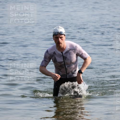 15.06.2025 - 27. Vierlanden-Triathlon Lena Gebhardt http://msf.ph/oto/8045696 15.06.2025 08:40:28 Schwimmen 7, 82 meine-sportfotos.de