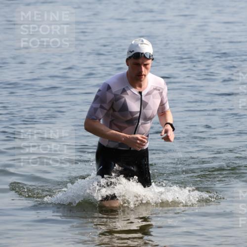 15.06.2025 - 27. Vierlanden-Triathlon Lena Gebhardt http://msf.ph/oto/8045700 15.06.2025 08:40:28 Schwimmen 7, 82 meine-sportfotos.de