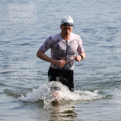 15.06.2025 - 27. Vierlanden-Triathlon Lena Gebhardt http://msf.ph/oto/8045704 15.06.2025 08:40:29 Schwimmen 7, 82 meine-sportfotos.de