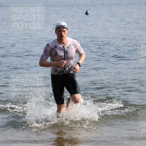 15.06.2025 - 27. Vierlanden-Triathlon Lena Gebhardt http://msf.ph/oto/8045711 15.06.2025 08:40:30 Schwimmen 7 meine-sportfotos.de