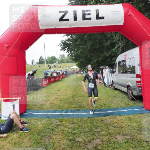 21.06.2025 - 27. Vierlanden-Triathlon MichiJ http://msf.ph/oto/8045712 15.06.2026 13:53:56 Ziel 1143 meine-sportfotos.de
