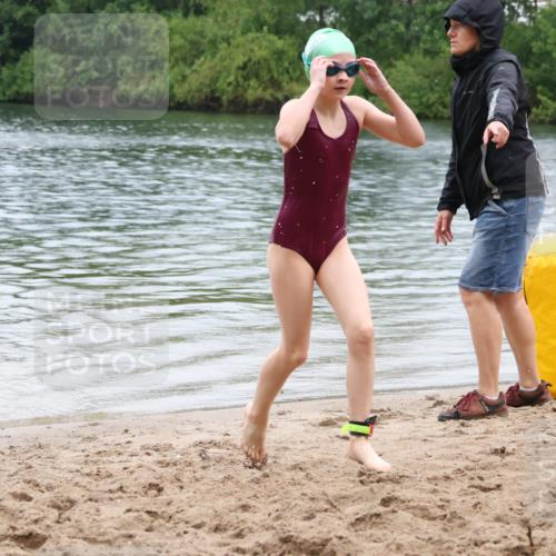 21.06.2025 - 27. Vierlanden-Triathlon Lena Gebhardt http://msf.ph/oto/8045713 15.06.2025 14:51:14 Schwimmen  meine-sportfotos.de