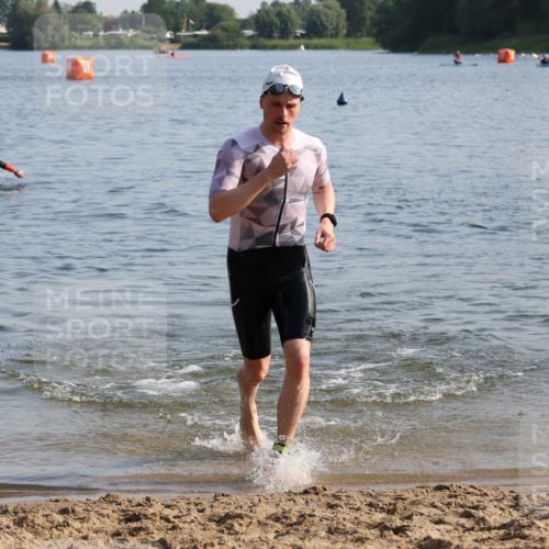 15.06.2025 - 27. Vierlanden-Triathlon Lena Gebhardt http://msf.ph/oto/8045715 15.06.2025 08:40:31 Schwimmen 7 meine-sportfotos.de