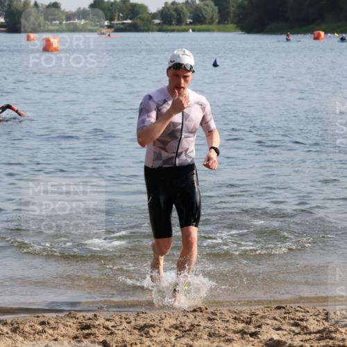 15.06.2025 - 27. Vierlanden-Triathlon Lena Gebhardt http://msf.ph/oto/8045719 15.06.2025 08:40:31 Schwimmen 7 meine-sportfotos.de