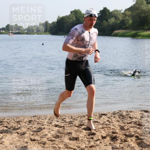15.06.2025 - 27. Vierlanden-Triathlon Lena Gebhardt http://msf.ph/oto/8045723 15.06.2025 08:40:32 Schwimmen 5, 7 meine-sportfotos.de