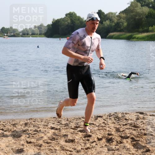 15.06.2025 - 27. Vierlanden-Triathlon Lena Gebhardt http://msf.ph/oto/8045727 15.06.2025 08:40:32 Schwimmen 5, 7 meine-sportfotos.de