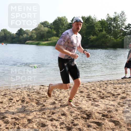 15.06.2025 - 27. Vierlanden-Triathlon Lena Gebhardt http://msf.ph/oto/8045730 15.06.2025 08:40:33 Schwimmen 5, 7 meine-sportfotos.de