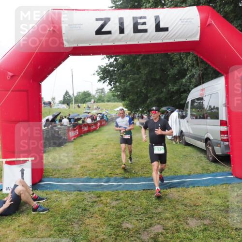 21.06.2025 - 27. Vierlanden-Triathlon MichiJ http://msf.ph/oto/8045732 15.06.2026 13:54:05 Ziel 90, 815 meine-sportfotos.de