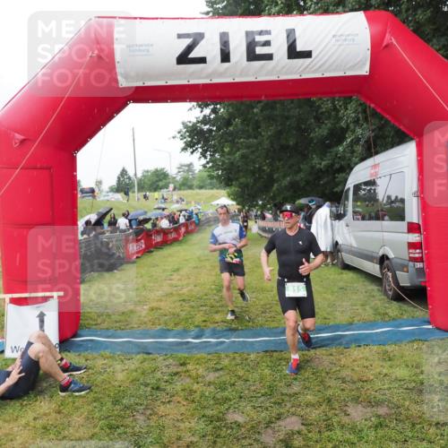 21.06.2025 - 27. Vierlanden-Triathlon MichiJ http://msf.ph/oto/8045734 15.06.2026 13:54:05 Ziel 90, 815 meine-sportfotos.de