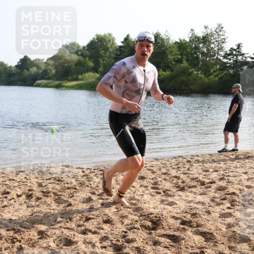 15.06.2025 - 27. Vierlanden-Triathlon Lena Gebhardt http://msf.ph/oto/8045735 15.06.2025 08:40:33 Schwimmen 5, 7 meine-sportfotos.de