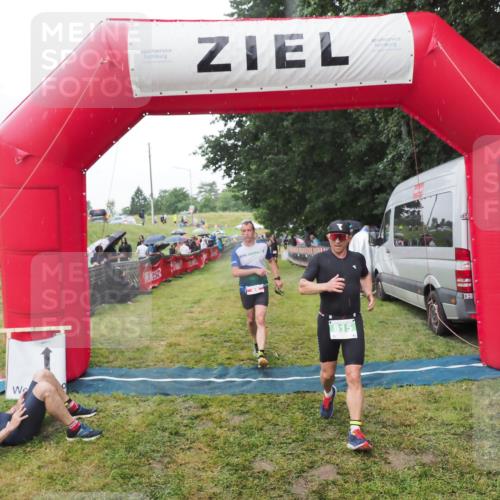 21.06.2025 - 27. Vierlanden-Triathlon MichiJ http://msf.ph/oto/8045739 15.06.2026 13:54:06 Ziel 90, 815 meine-sportfotos.de