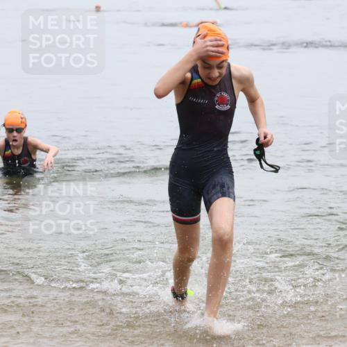 21.06.2025 - 27. Vierlanden-Triathlon Lena Gebhardt http://msf.ph/oto/8045767 15.06.2025 14:51:19 Schwimmen  meine-sportfotos.de