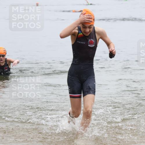 21.06.2025 - 27. Vierlanden-Triathlon Lena Gebhardt http://msf.ph/oto/8045771 15.06.2025 14:51:19 Schwimmen  meine-sportfotos.de