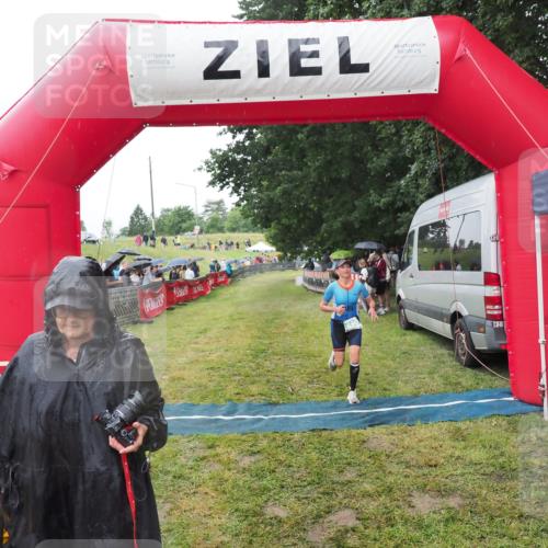 21.06.2025 - 27. Vierlanden-Triathlon MichiJ http://msf.ph/oto/8045774 15.06.2026 13:55:18 Ziel 890 meine-sportfotos.de