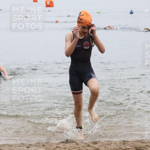 21.06.2025 - 27. Vierlanden-Triathlon Lena Gebhardt http://msf.ph/oto/8045775 15.06.2025 14:51:20 Schwimmen  meine-sportfotos.de