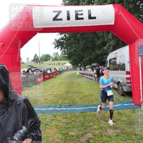 21.06.2025 - 27. Vierlanden-Triathlon MichiJ http://msf.ph/oto/8045780 15.06.2026 13:55:19 Ziel 890 meine-sportfotos.de
