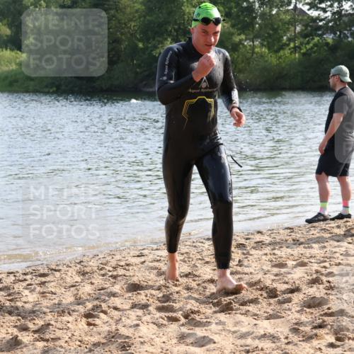 15.06.2025 - 27. Vierlanden-Triathlon Lena Gebhardt http://msf.ph/oto/8045781 15.06.2025 08:40:42 Schwimmen 5, 7 meine-sportfotos.de
