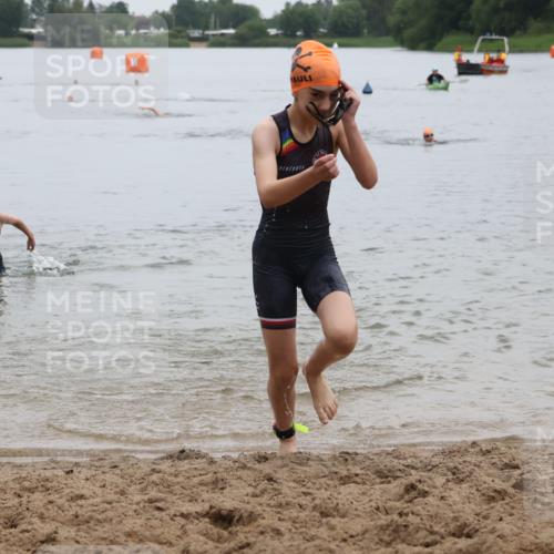 21.06.2025 - 27. Vierlanden-Triathlon Lena Gebhardt http://msf.ph/oto/8045783 15.06.2025 14:51:20 Schwimmen  meine-sportfotos.de