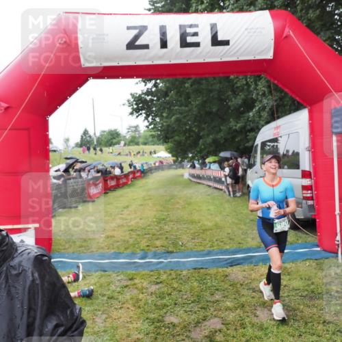 21.06.2025 - 27. Vierlanden-Triathlon MichiJ http://msf.ph/oto/8045784 15.06.2026 13:55:19 Ziel 890 meine-sportfotos.de