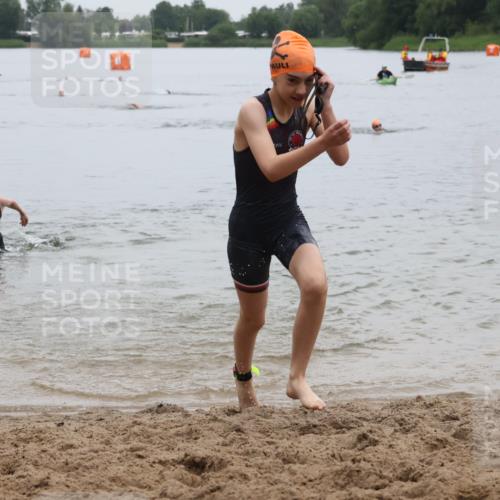 21.06.2025 - 27. Vierlanden-Triathlon Lena Gebhardt http://msf.ph/oto/8045787 15.06.2025 14:51:20 Schwimmen  meine-sportfotos.de