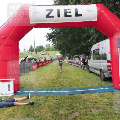 21.06.2025 - 27. Vierlanden-Triathlon MichiJ http://msf.ph/oto/8045790 15.06.2026 13:55:46 Ziel 784 meine-sportfotos.de