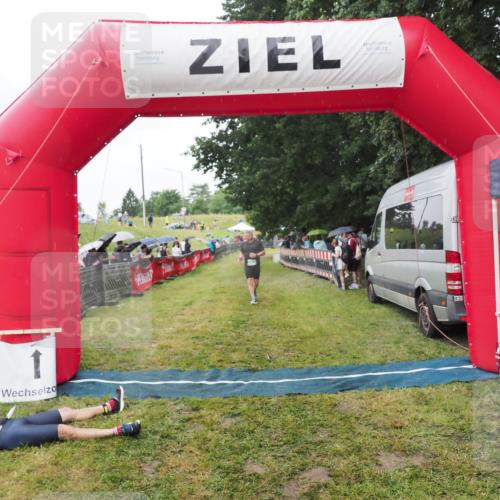 21.06.2025 - 27. Vierlanden-Triathlon MichiJ http://msf.ph/oto/8045792 15.06.2026 13:55:46 Ziel 784 meine-sportfotos.de