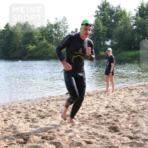15.06.2025 - 27. Vierlanden-Triathlon Lena Gebhardt http://msf.ph/oto/8045793 15.06.2025 08:40:43 Schwimmen 5 meine-sportfotos.de