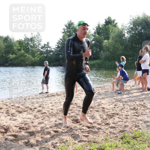 15.06.2025 - 27. Vierlanden-Triathlon Lena Gebhardt http://msf.ph/oto/8045796 15.06.2025 08:40:43 Schwimmen 5 meine-sportfotos.de