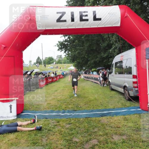 21.06.2025 - 27. Vierlanden-Triathlon MichiJ http://msf.ph/oto/8045797 15.06.2026 13:55:47 Ziel 784 meine-sportfotos.de