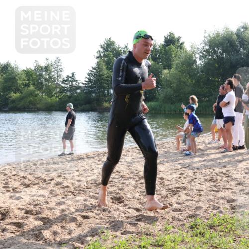 15.06.2025 - 27. Vierlanden-Triathlon Lena Gebhardt http://msf.ph/oto/8045800 15.06.2025 08:40:43 Schwimmen 5 meine-sportfotos.de