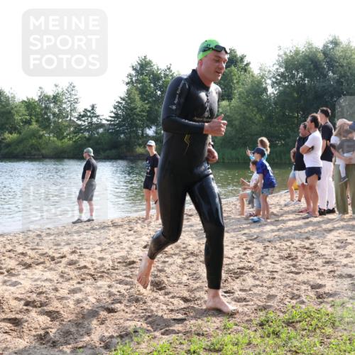 15.06.2025 - 27. Vierlanden-Triathlon Lena Gebhardt http://msf.ph/oto/8045805 15.06.2025 08:40:43 Schwimmen 5 meine-sportfotos.de