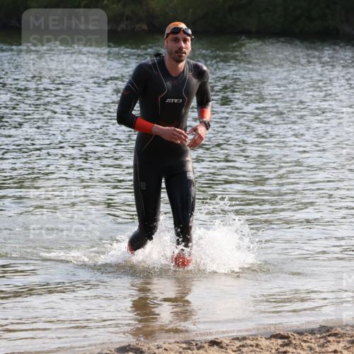 15.06.2025 - 27. Vierlanden-Triathlon Lena Gebhardt http://msf.ph/oto/8045809 15.06.2025 08:40:54 Schwimmen 99, 114 meine-sportfotos.de