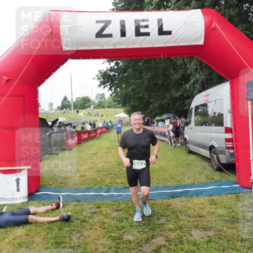 21.06.2025 - 27. Vierlanden-Triathlon MichiJ http://msf.ph/oto/8045812 15.06.2026 13:55:49 Ziel 784, 969 meine-sportfotos.de