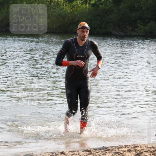 15.06.2025 - 27. Vierlanden-Triathlon Lena Gebhardt http://msf.ph/oto/8045817 15.06.2025 08:40:55 Schwimmen 99, 114 meine-sportfotos.de