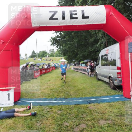 21.06.2025 - 27. Vierlanden-Triathlon MichiJ http://msf.ph/oto/8045819 15.06.2026 13:55:51 Ziel 784, 969 meine-sportfotos.de