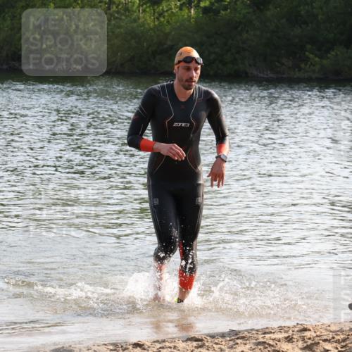 15.06.2025 - 27. Vierlanden-Triathlon Lena Gebhardt http://msf.ph/oto/8045820 15.06.2025 08:40:55 Schwimmen 99, 114 meine-sportfotos.de