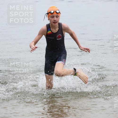 21.06.2025 - 27. Vierlanden-Triathlon Lena Gebhardt http://msf.ph/oto/8045826 15.06.2025 14:51:23 Schwimmen  meine-sportfotos.de