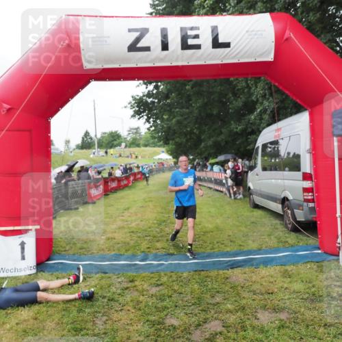 21.06.2025 - 27. Vierlanden-Triathlon MichiJ http://msf.ph/oto/8045827 15.06.2026 13:55:53 Ziel 784, 969 meine-sportfotos.de