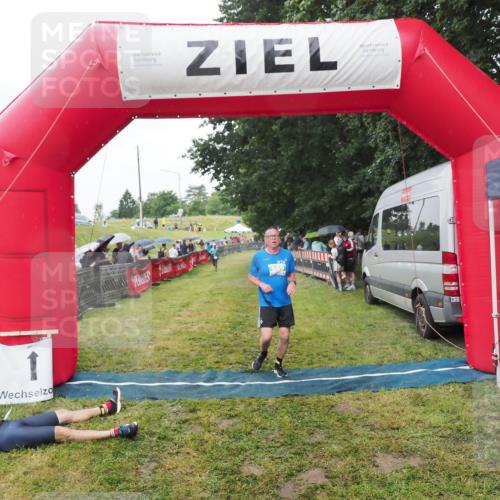 21.06.2025 - 27. Vierlanden-Triathlon MichiJ http://msf.ph/oto/8045829 15.06.2026 13:55:53 Ziel 784, 969 meine-sportfotos.de