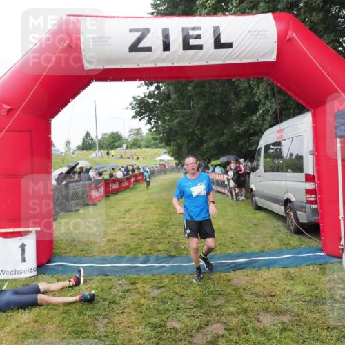 21.06.2025 - 27. Vierlanden-Triathlon MichiJ http://msf.ph/oto/8045833 15.06.2026 13:55:53 Ziel 784, 969 meine-sportfotos.de