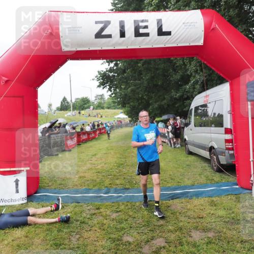21.06.2025 - 27. Vierlanden-Triathlon MichiJ http://msf.ph/oto/8045835 15.06.2026 13:55:54 Ziel 784, 969 meine-sportfotos.de