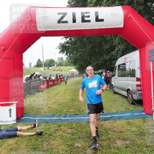 21.06.2025 - 27. Vierlanden-Triathlon MichiJ http://msf.ph/oto/8045840 15.06.2026 13:55:54 Ziel 784, 969 meine-sportfotos.de